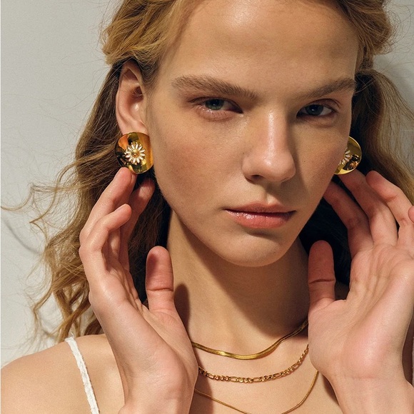 18K Gold Plated High Gloss Design Earrings*Round Earrings*Floral Earrings - Picture 1 of 6